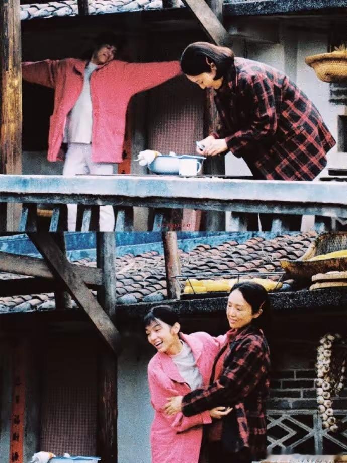 董璇和周也因合作《你好1983》而相识，两人在戏里是母女，在戏外神似母女起因是周