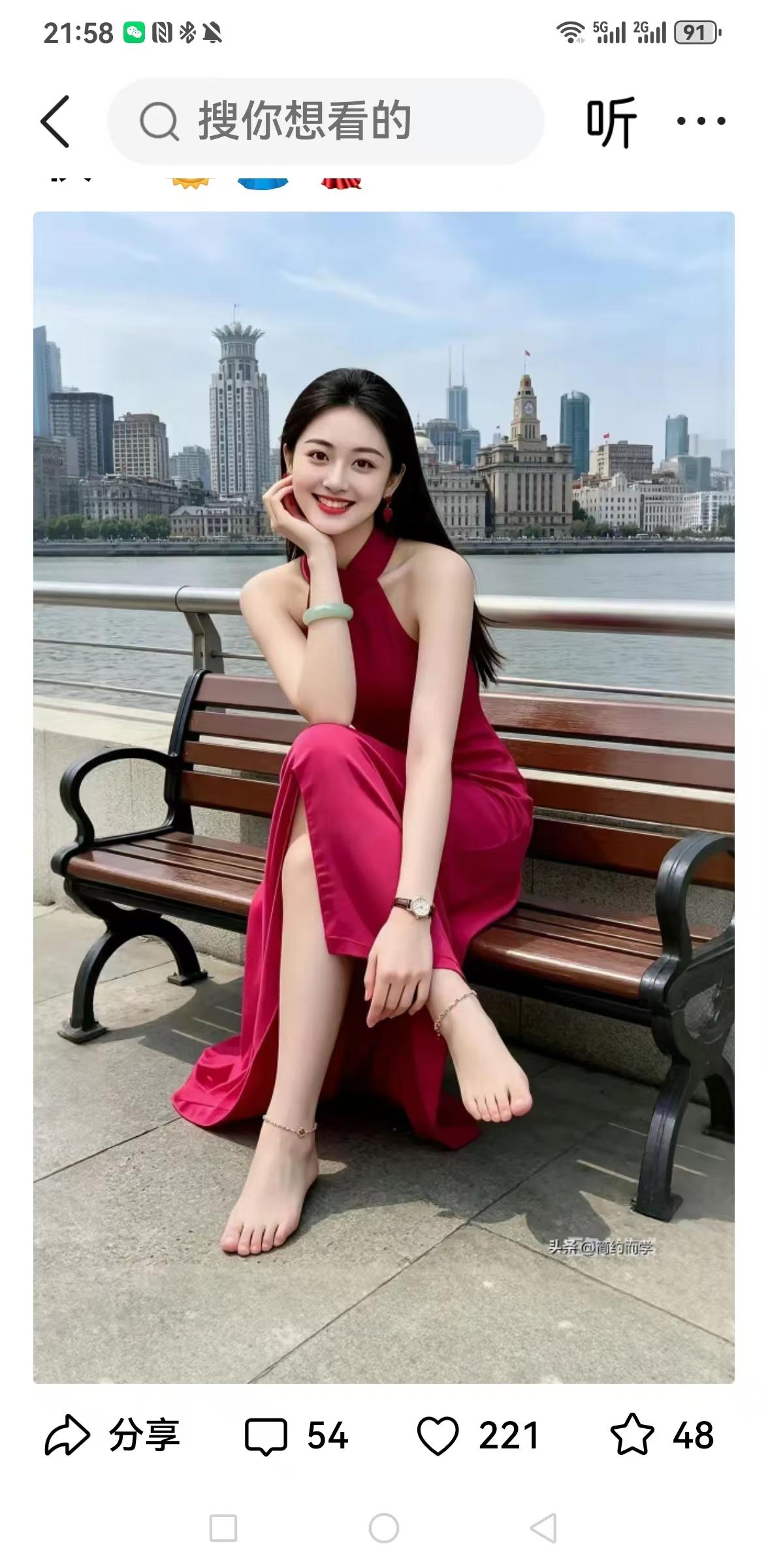 在繁华都市中，她以一袭红裙惊艳了时光