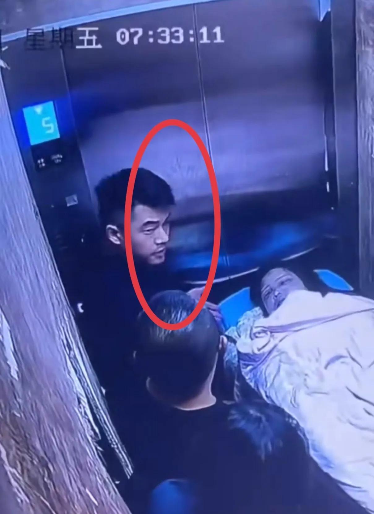 “她的指甲在房间墙上抓出一道道血痕，指甲里面全是灰！”在生命的最后一刻，她想
