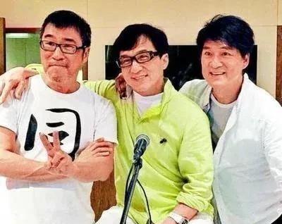2004年，成龙带着李宗盛和周华健飞往美国，准备一场万众瞩目的商演。这位国际巨星