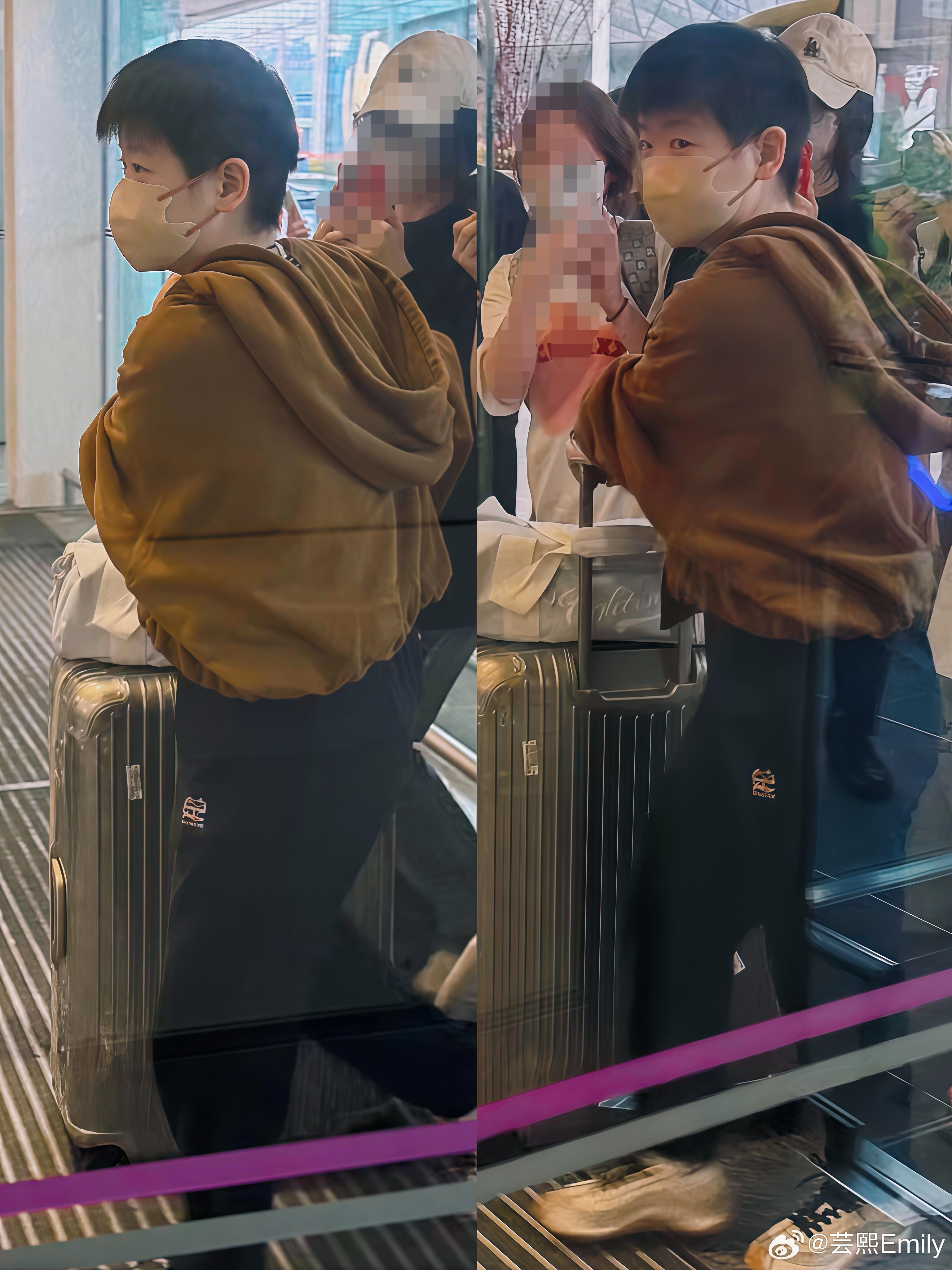 孙颖莎3.2机场look，软萌小栗子太可爱啦！莎莎带着新加坡大满贯新奖杯，穿新衣