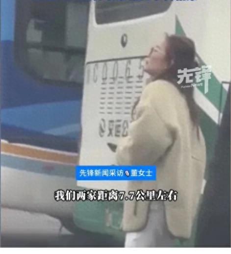 太神奇了！河南洛阳，董女士在路边等人，外甥女开车一抬头，竟看见一个跟董女士长得一