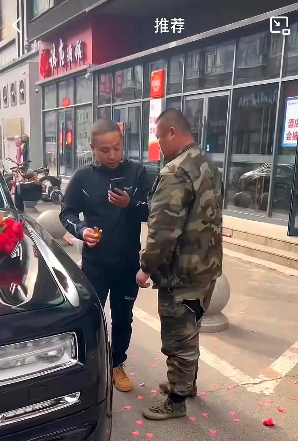 穷不是遮羞布！掰断24万车标的婚闹，是将穷老横架在别人喜事上的丑陋表演！