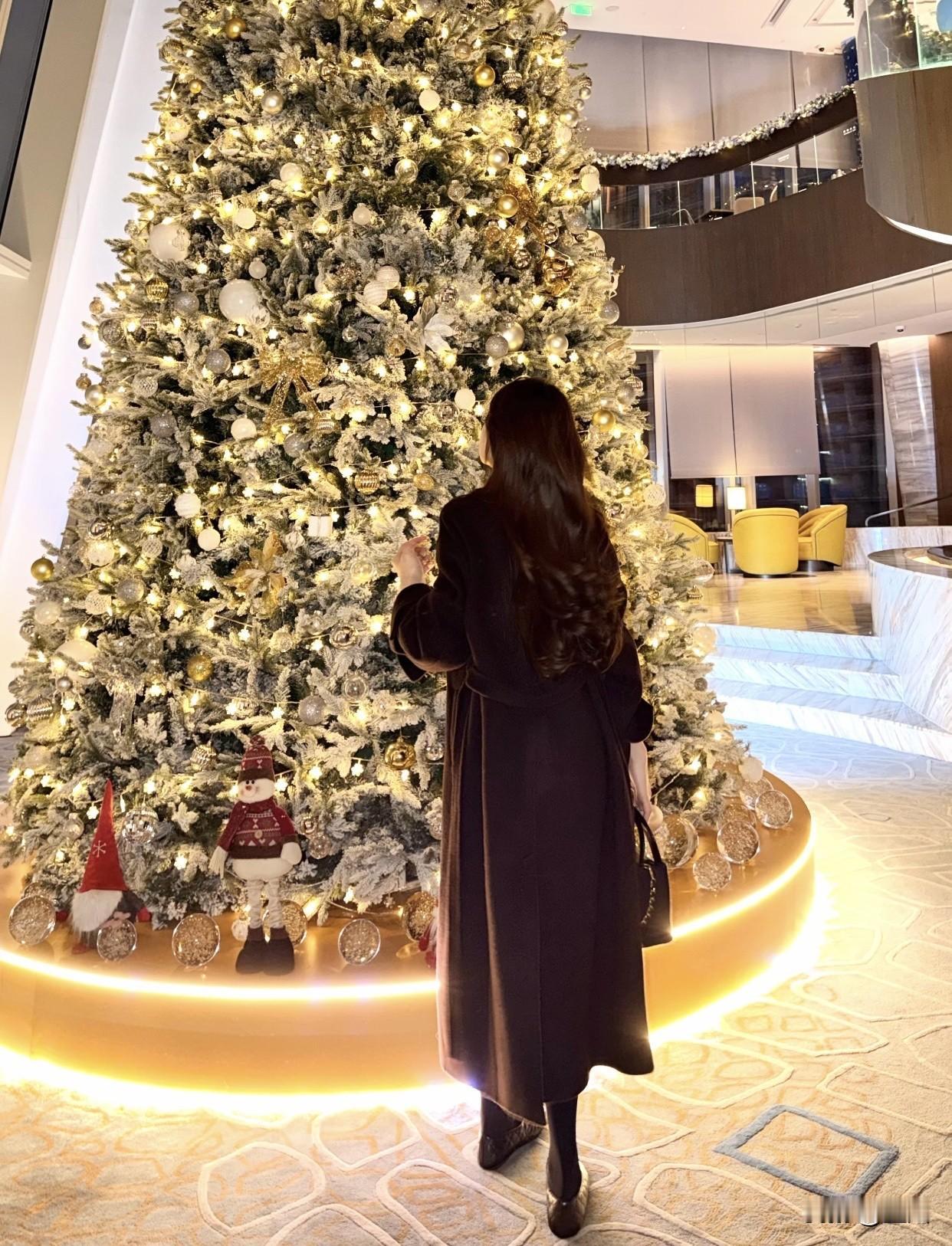 气质穿搭怎么穿才恰到好处?黑色大衣显气质黑色大衣立住整体，直筒裤拉直腿型，让身材