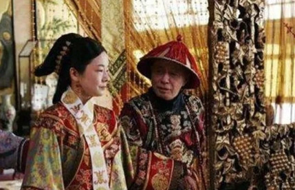 一日，慈禧问李莲英：“听说你昨日的寿宴还挺热闹？”李莲英心头一紧，回道：“托太后