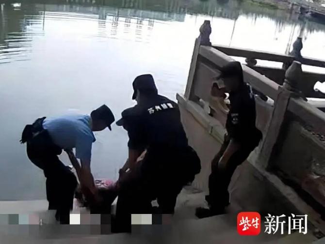 苏州50岁女子不慎坠入公园深水区，不会游泳的她强压恐惧，仰漂近1小时；路过市民：