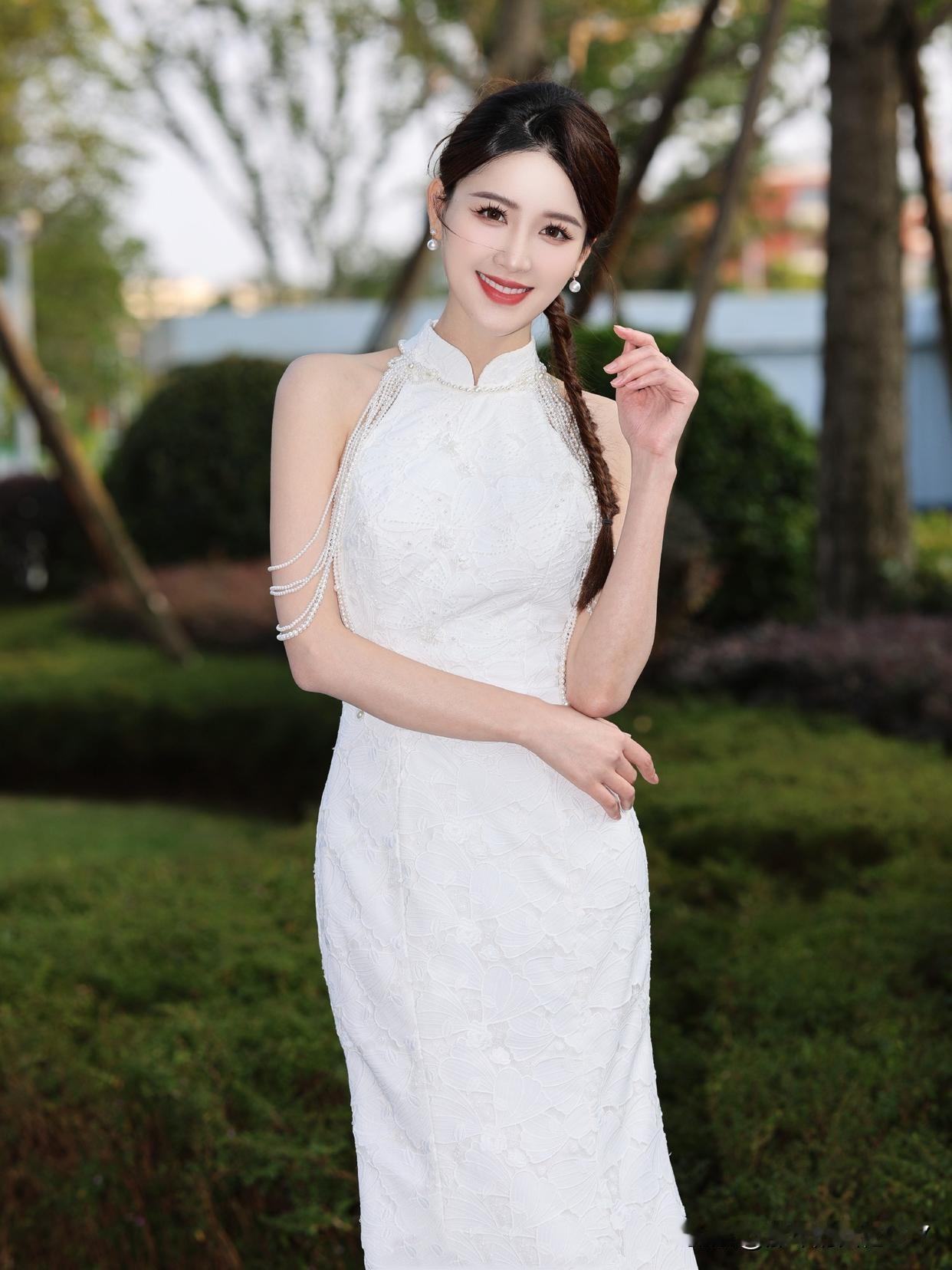 穿上优雅白裙，带着自然微笑走进户外，这氛围简直不要太清新，妥妥完美一天啊。就像陈