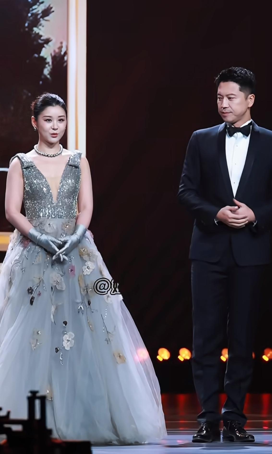 微表情最不会骗人了！你看国剧盛典的舞台上，佟丽娅牵着李小萌出来，把李小萌交给