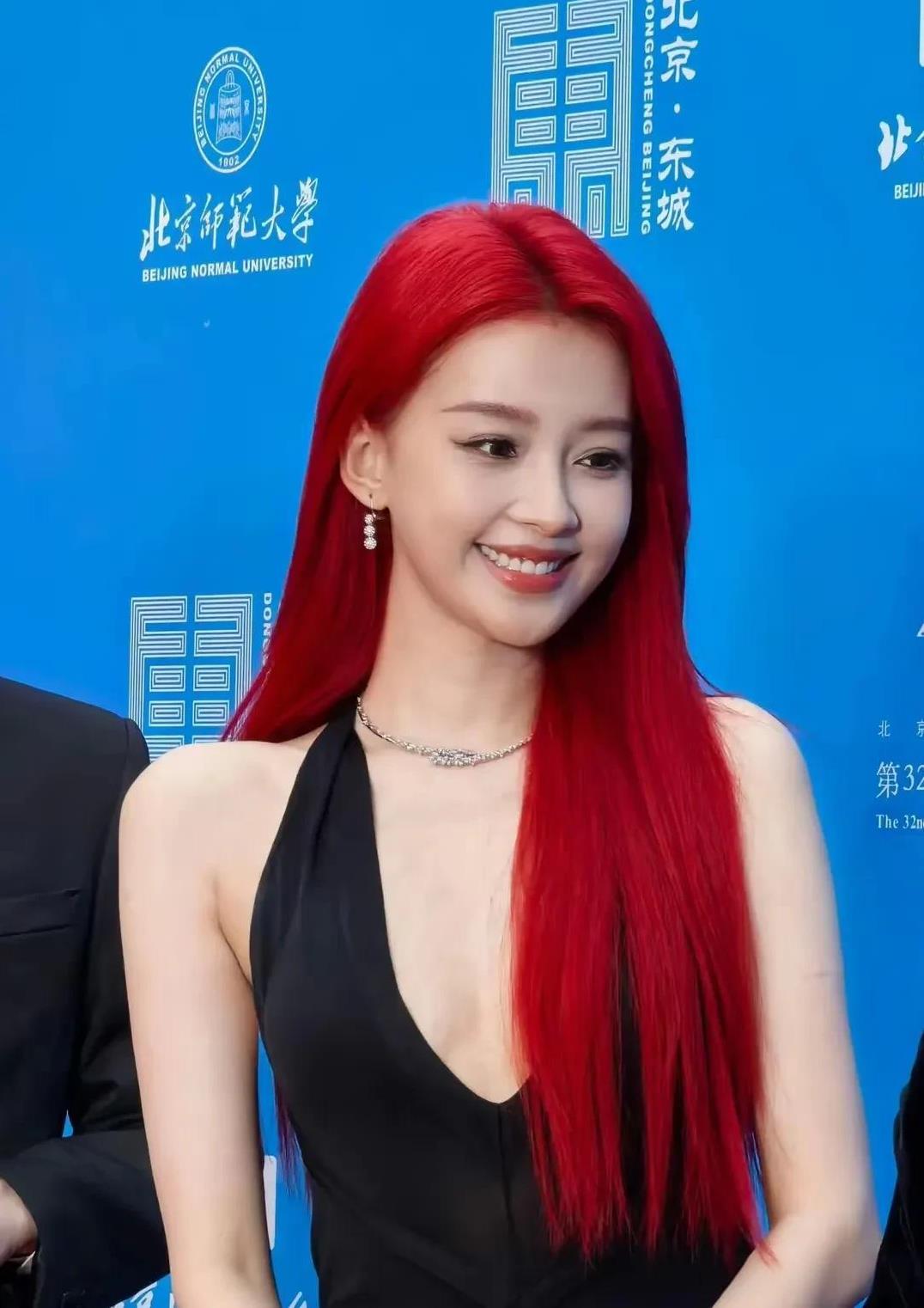 京圈太子爷董子健万万没想到，他的前妻孙怡离婚之后，变得更性感更漂亮了，不知道他心