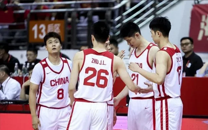 4选2，郭士强的最后选择！中锋：胡金秋、余嘉豪、周琦前锋：朱俊龙、王俊杰、赵