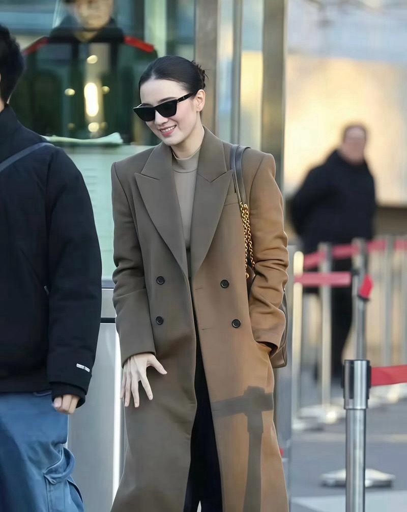 宋佳的气质真是出挑！穿棕色大衣+黑裤子，简约又高级！