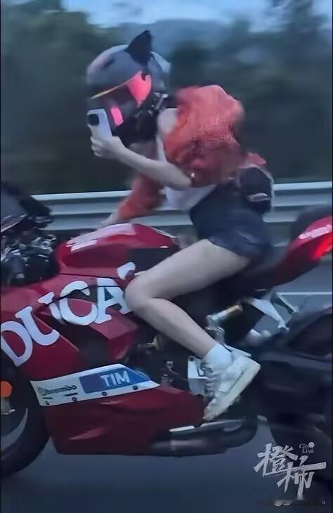 G15沈海高速飙车事件最新通报！20岁女骑手曹某驾驶杜卡迪，与30岁保时捷