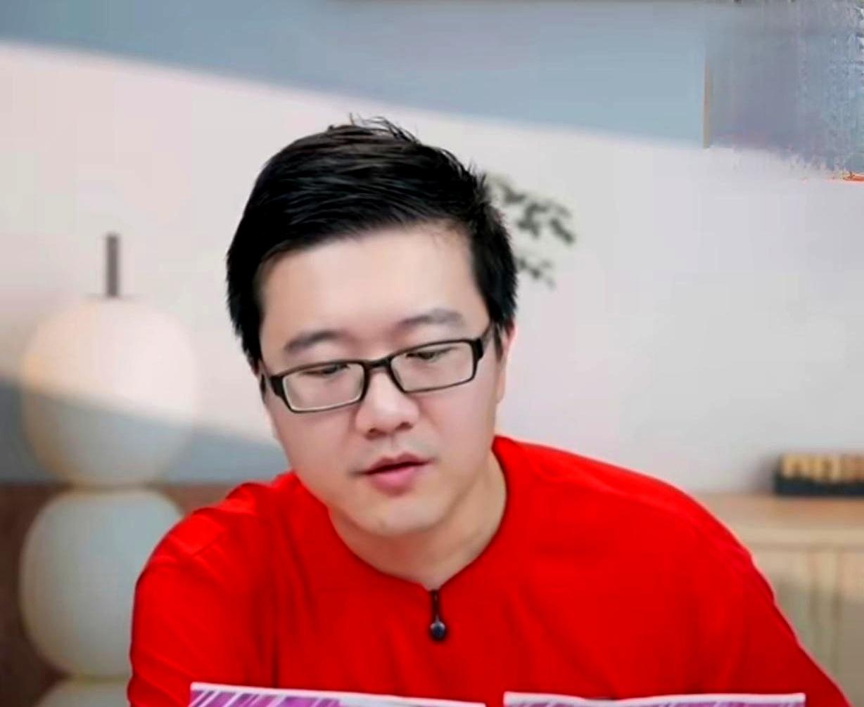 “莱维一句‘同同或将告别’，心里一紧。带伤的陈幸同，被说到这个节点时，旧账又被翻