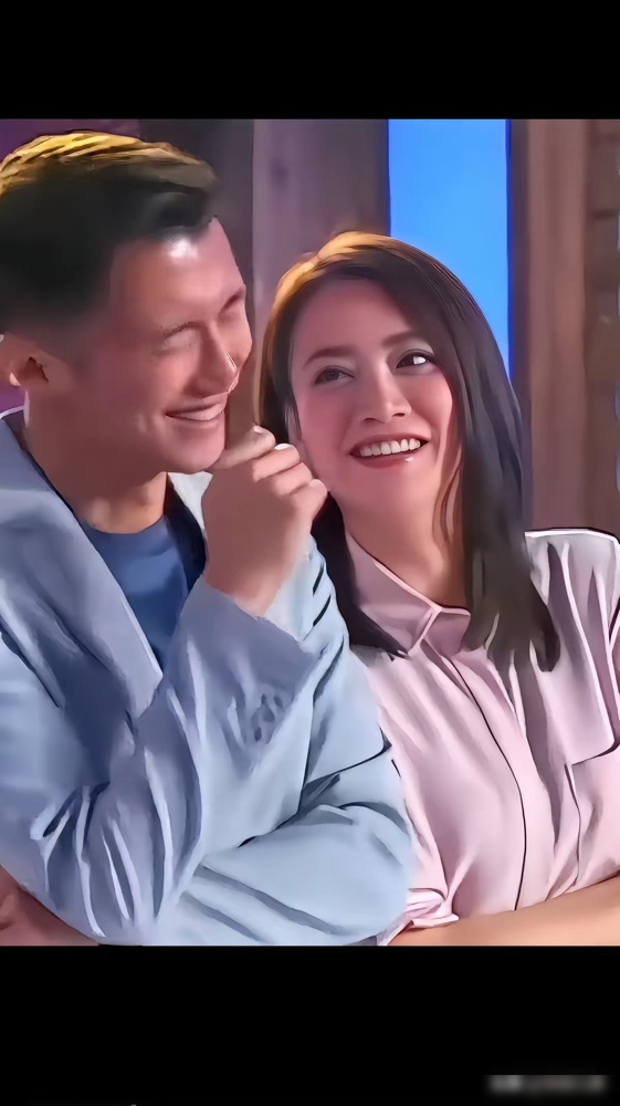 他16岁就把公司保姆车一拳砸凹，她只说了一句：这要打在我脸上，也得凹。霍汶希带谢霆锋那年23，他正拧