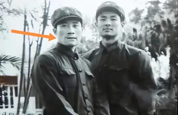 年轻时的濮存昕英俊挺拔，一表人才。他左边的也是一位老戏骨，大家认出是谁了吗？