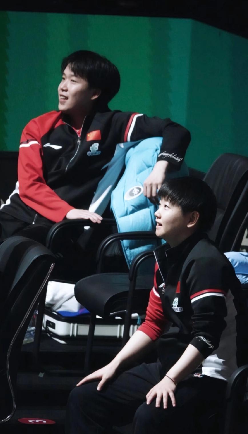 这张场边同框，是独属于莎头的氛围感✨谁懂啊！刷到莎莎和大头这张场边观赛的同