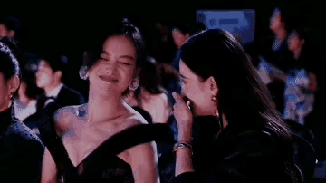 倪妮这是学谁呢？身子前后扭动，还撅着嘴，把旁边的宋佳逗的哈哈大笑。倪妮性感直爽