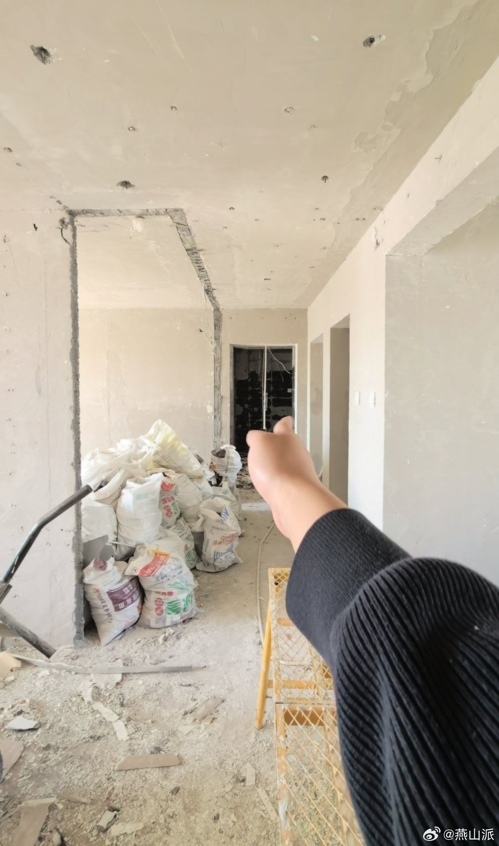 上午看装修材料，中午量窗户尺寸，对装修方案，下午参加一加杯高校枪神大赛开幕式，签