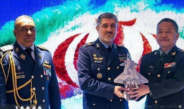 大伙儿最近有没有刷到这么一条消息——中国驻伊朗大使馆的官员，在活动上向伊朗空军司