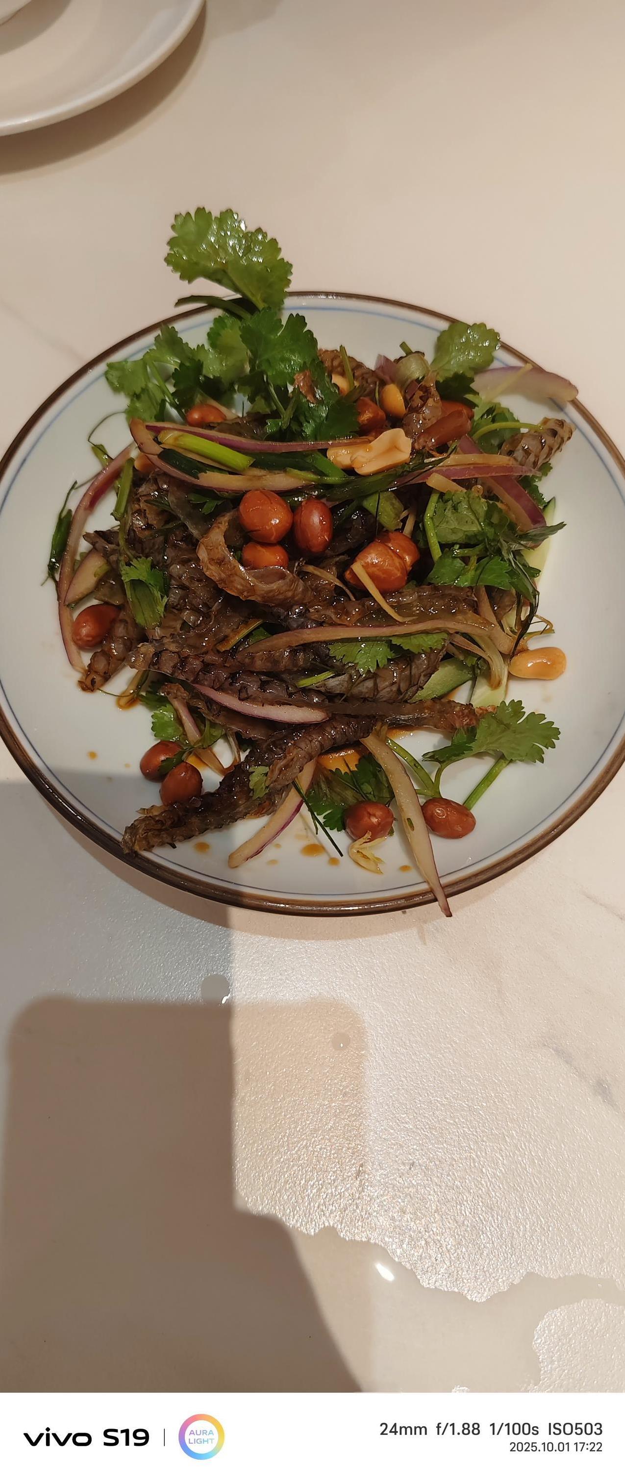 吃晚餐了，先把自己吃饱再说，逛街也逛累了。鱼皮凉拌，三个小的一品包，红烧乳鸽。