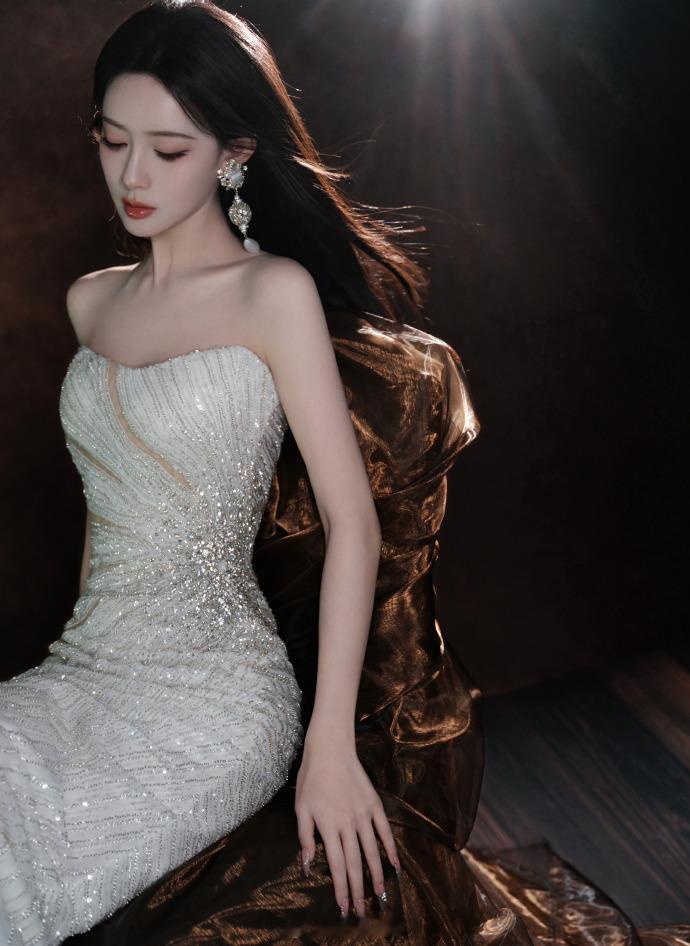 银闪抹胸裙、眼神慵懒气质灵动——孟子义。每日明星美图分享