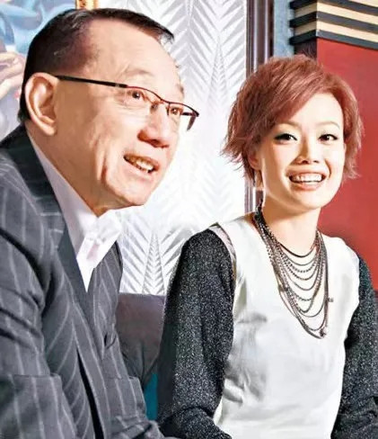 1998年的一个深夜，杨受成把容祖儿叫到酒店给他唱歌，大大咧咧的容祖儿想都没想就