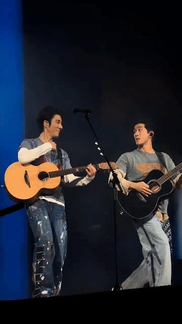 王力宏真的很会找演唱会嘉宾！和李治廷一起弹唱，太会玩！再把蒲巴甲找来就最妙了！李