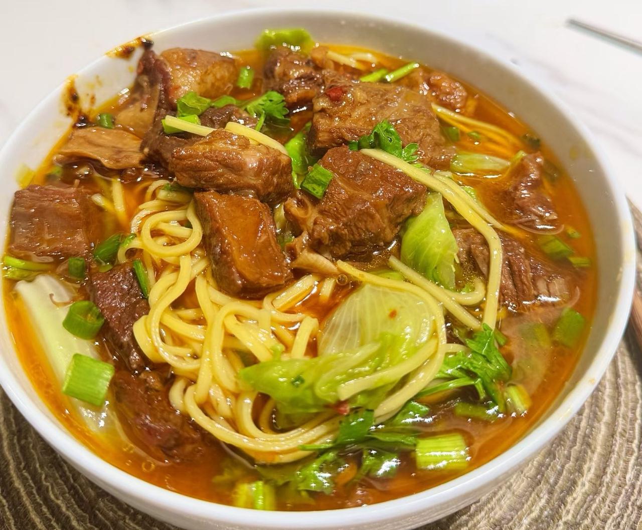 突然发现路边摊的东西不比门店便宜！尤其是路边摊的美食价格不便宜，按理说他们没有房