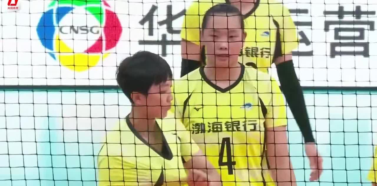 卞敏璇2003年生于江苏，身高1.92米，现效力于天津女排，司职副攻。她的职业生