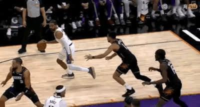 惯的你？詹姆斯5推狄龙被暴力回推！图1-2：先是狄龙外线要接球时被詹姆斯正常阻