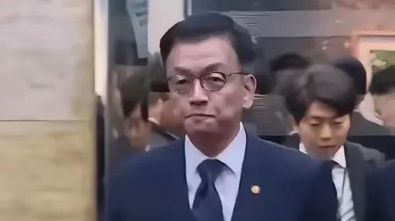 崔相穆这下难办了！韩国法院裁定他不任命法官违宪，这摆明了是给他施压。虽然没规定必