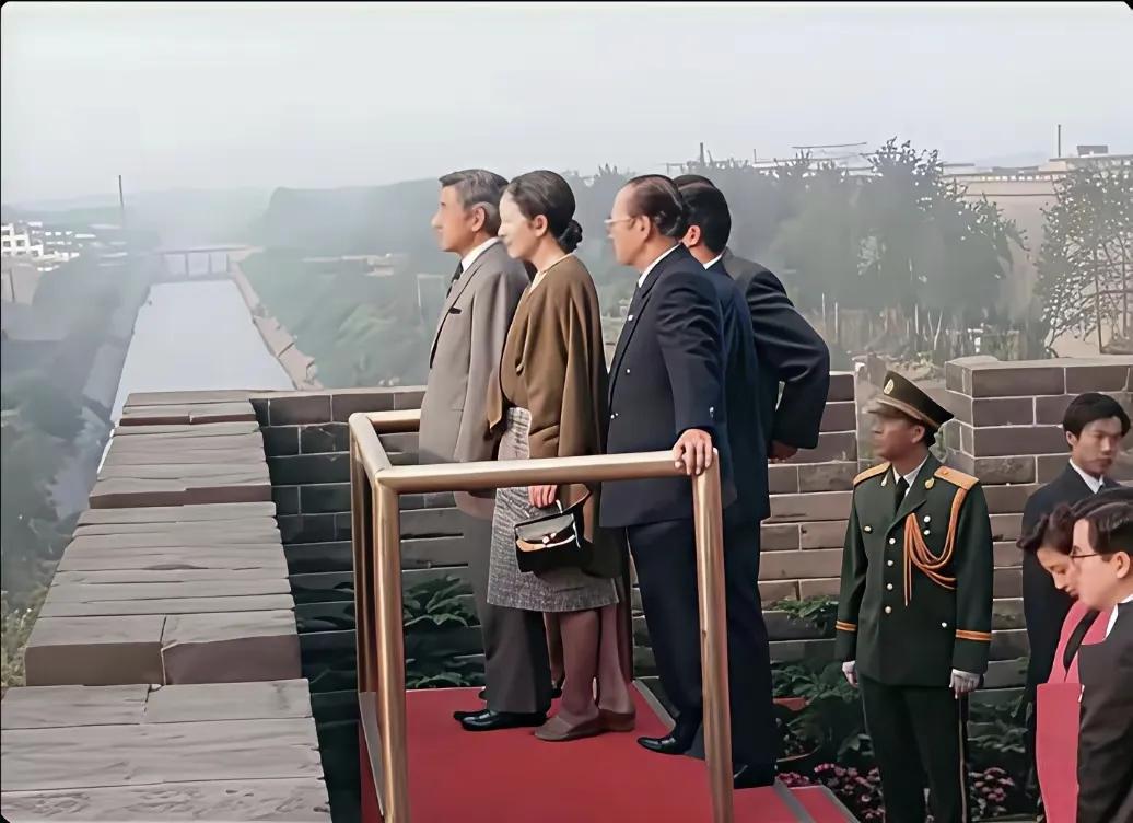 登上西安城墙的日本天皇，此时此刻在想些什么？1992年，中日邦交正常化20周年