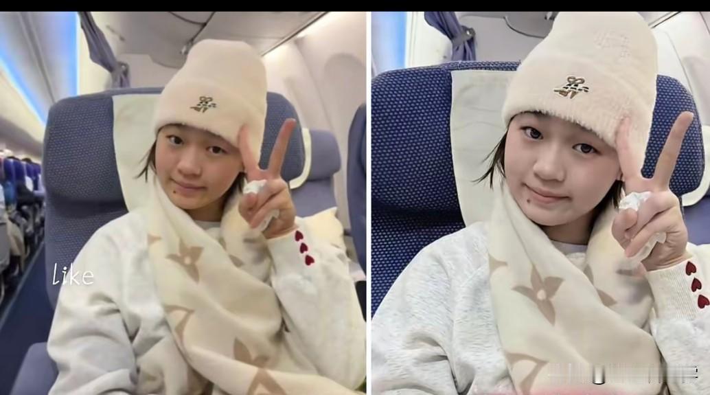 全红婵坐飞机返程，已经瘦了一圈的她看起来更灵动了。她在新疆阿勒泰滑雪了3天，期间