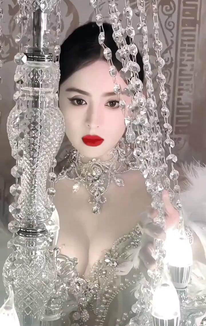 古力娜扎，水晶帘后红唇美人，这贵气值千金[赞]娱