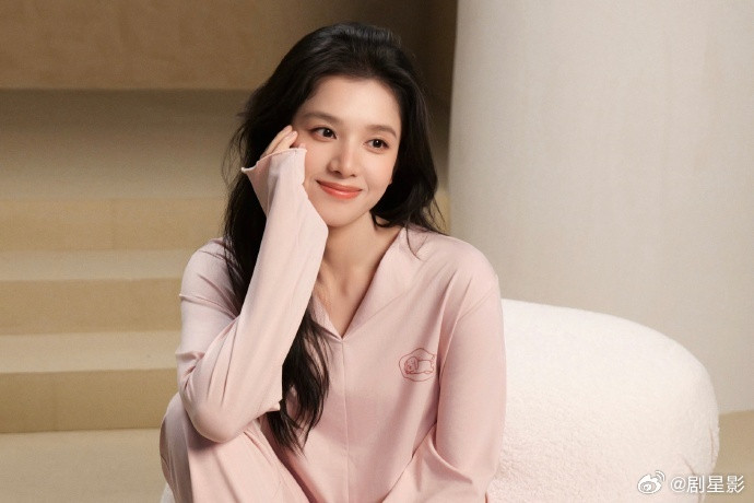 张婧仪居家感穿搭张婧仪居家感穿搭真的是好美好温柔呀，粉色仿佛带来了这个春天独