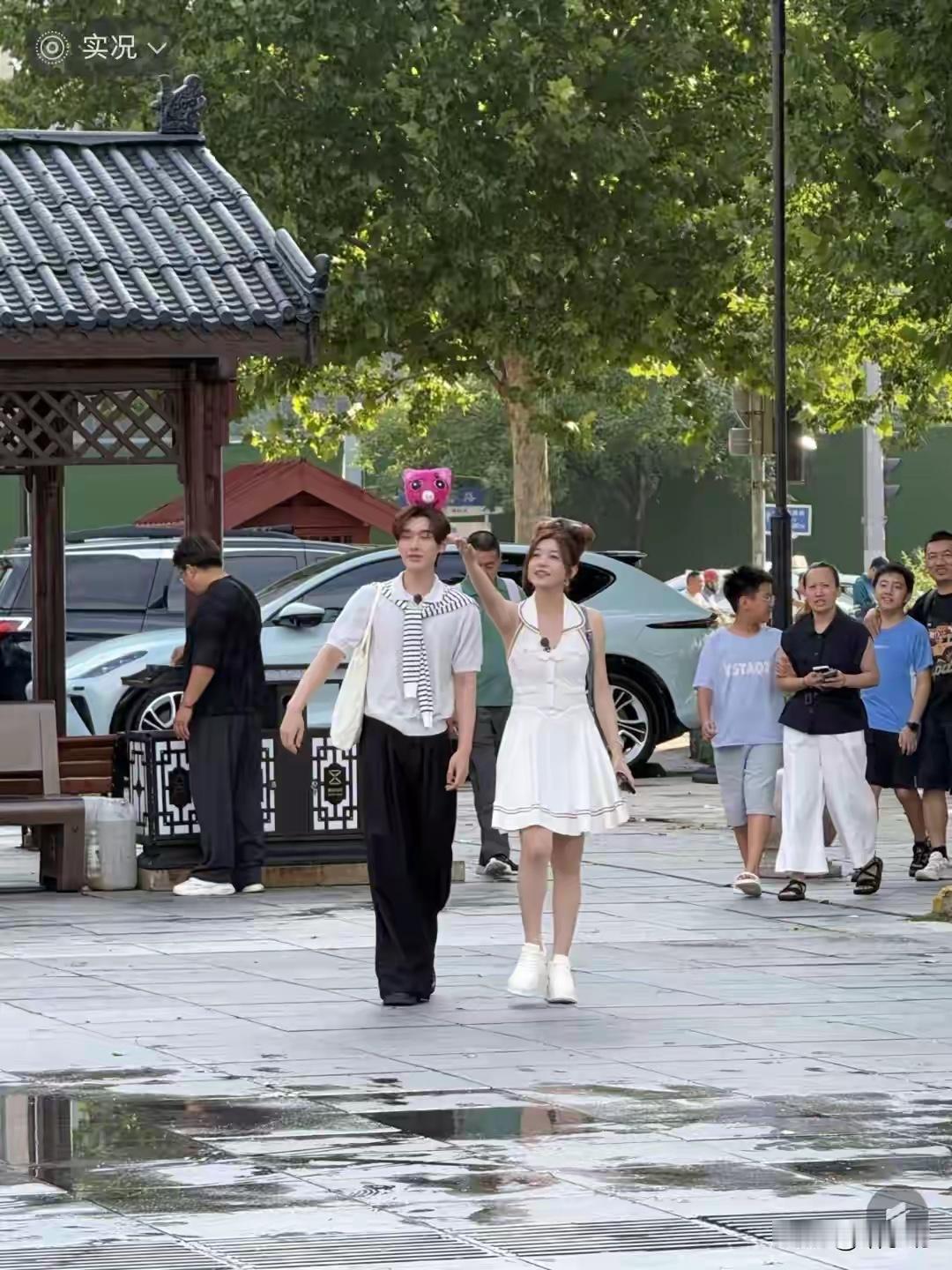 陈妍希线下被偶遇，带着狗头发箍好可爱，本人也太白太瘦了～