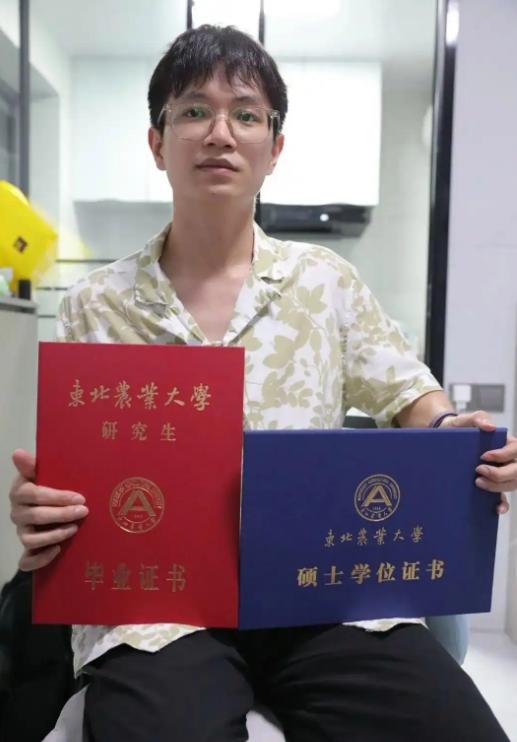 湖南长沙，一个小伙最初学历是大专。他靠着“专升本”拼命考研，最后读上了名校双一流