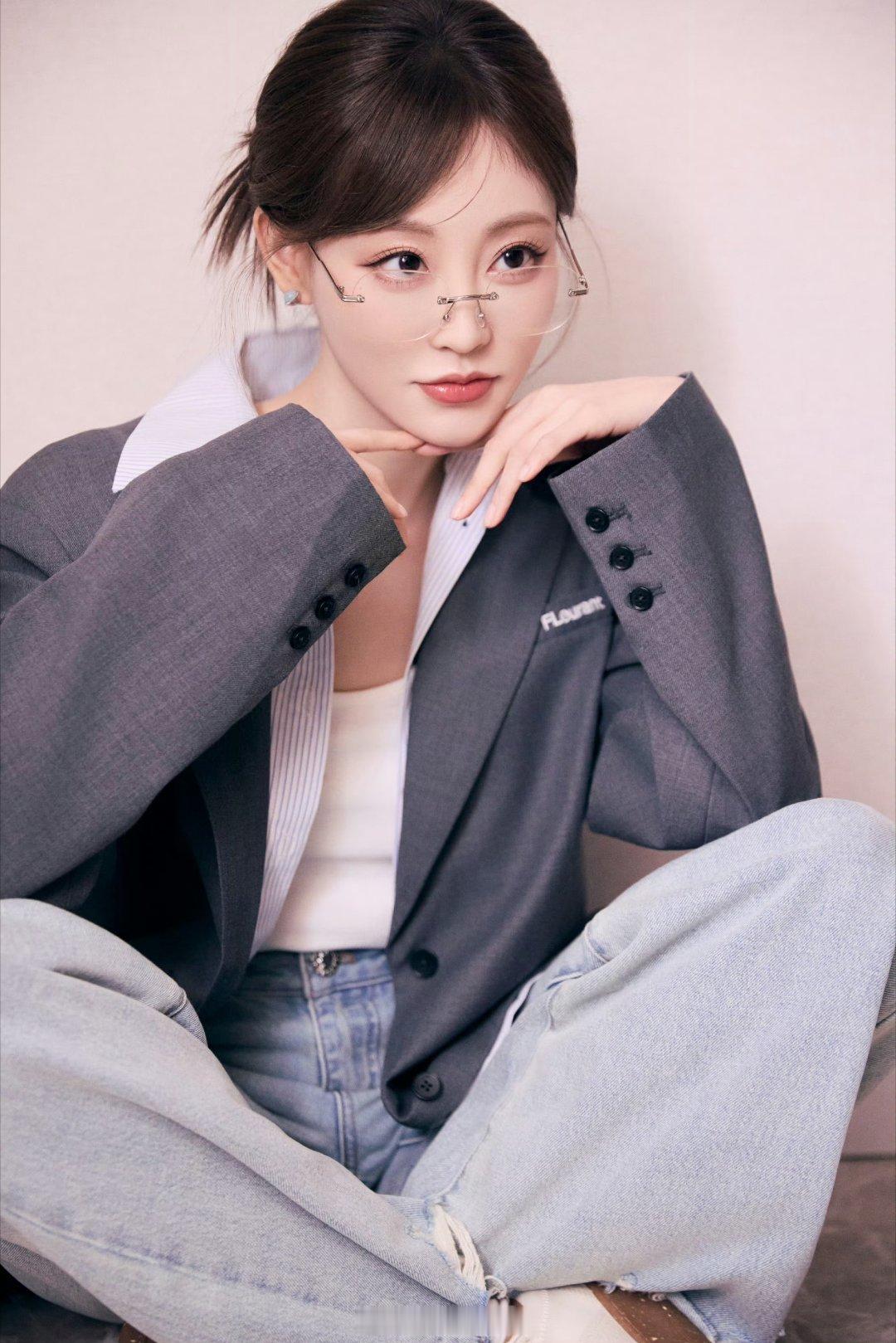 zxd🩷我沿着星河捡着你遗落在月亮旁的浪漫，银河用月色作饵晚风为杆垂钓落入你