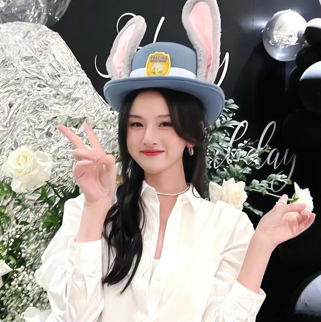 娇娇的宋祖儿有多招人稀罕很多人初见宋祖儿，会被她的甜美外形圈粉，但真正让人记住的
