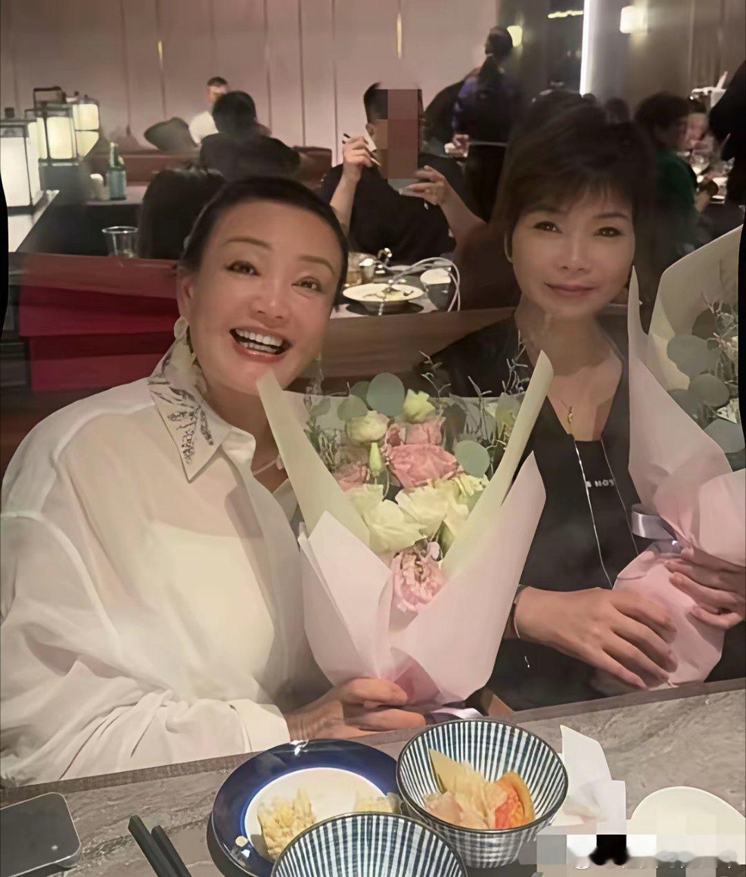 马筱梅给儿子过六一儿童节，汪小菲抱着汪宝儿一脸宠溺，张兰和亲家相处融洽很和谐！马