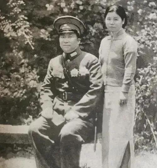 1947年，几个特务，扯下了杨虎城夫人谢葆真的裤子。就在牢房里。当着所有人的面。