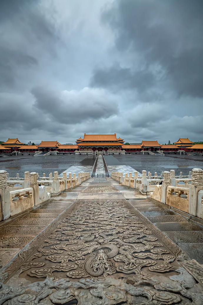 一场雨，把故宫还给了历史。每一滴落下的雨，都在叩响六百年的门扉。