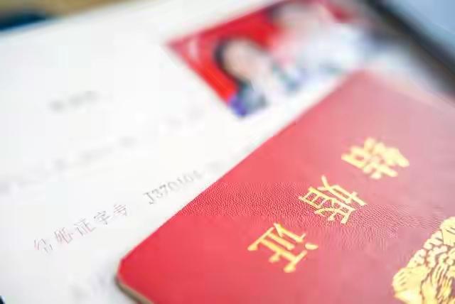 40岁女子晒离婚证引争议！结束17年婚姻，她让网友鼓掌广东有个40岁的女子，结