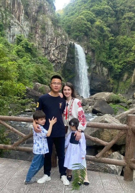 战火淬炼的真爱：乌克兰美女远嫁中国小伙，战乱中靠饺子直播逆袭成文化使者！