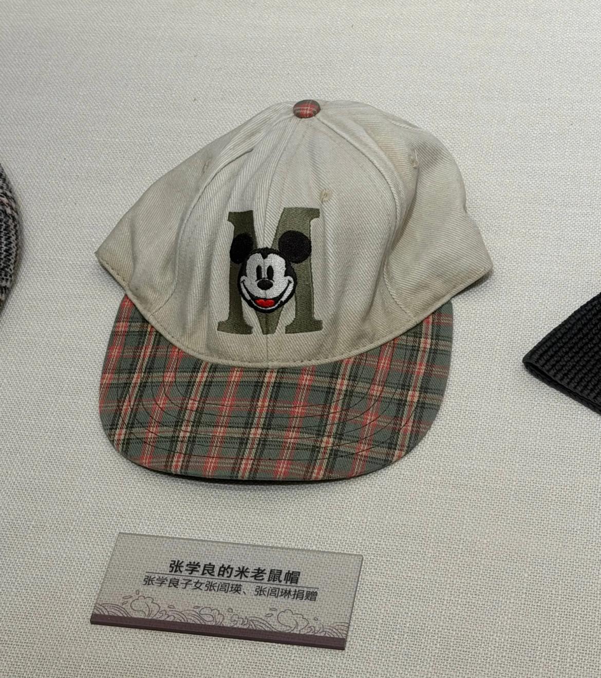 张学良的米老鼠帽子。身为顶级的民国军阀二代，张学良可以说是潮流了一辈子，年轻