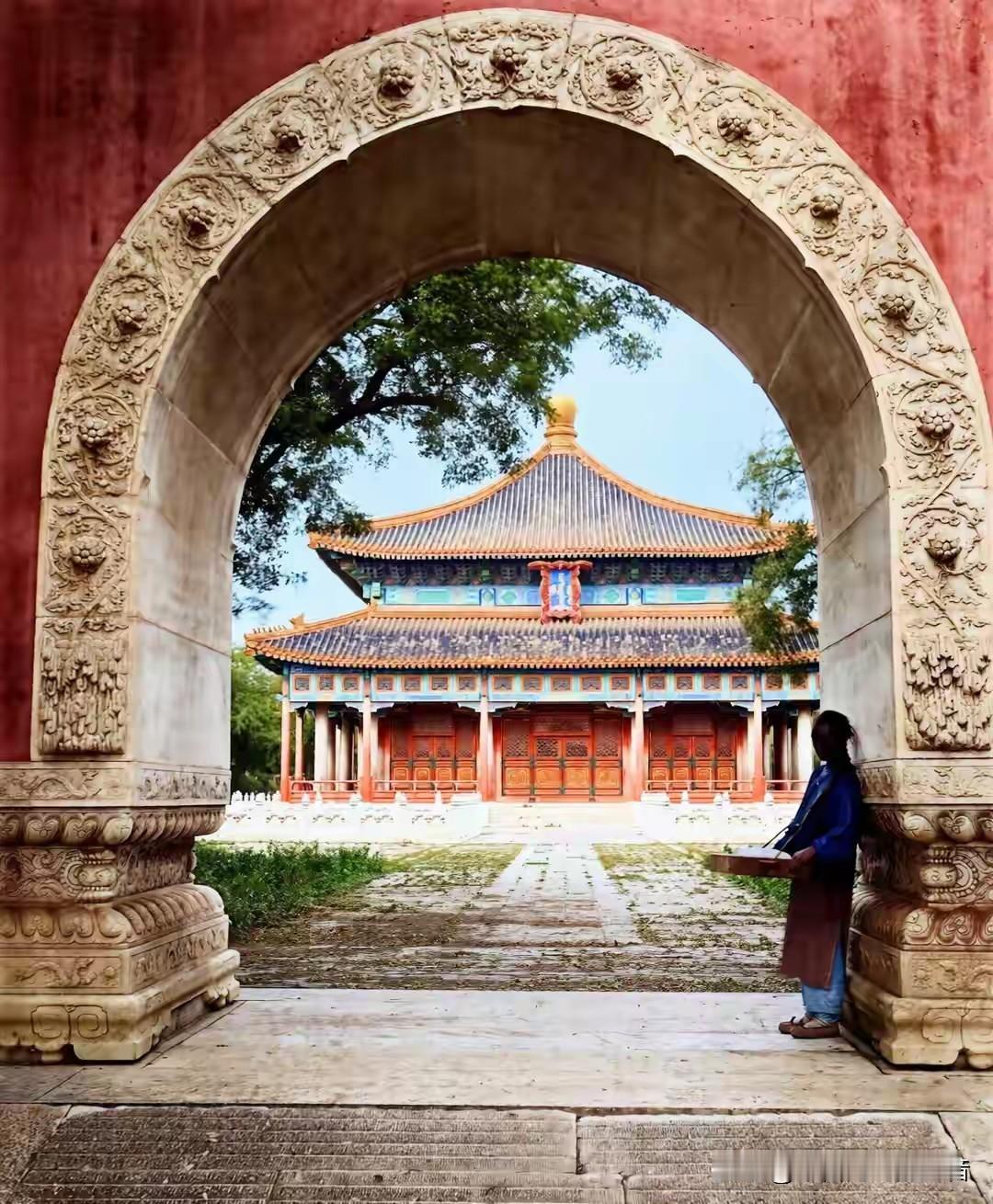 你说这些照片是1871年的北京？不，它们的颜色是后人涂上去的。但涂色的人很小