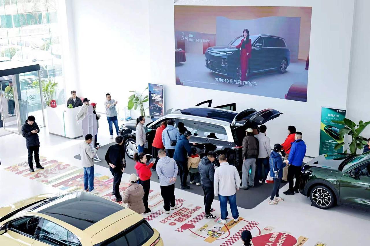 零跑周销量破纪录，D19上市不到一周门店人气拉满十年前，激光雷达、800V高压