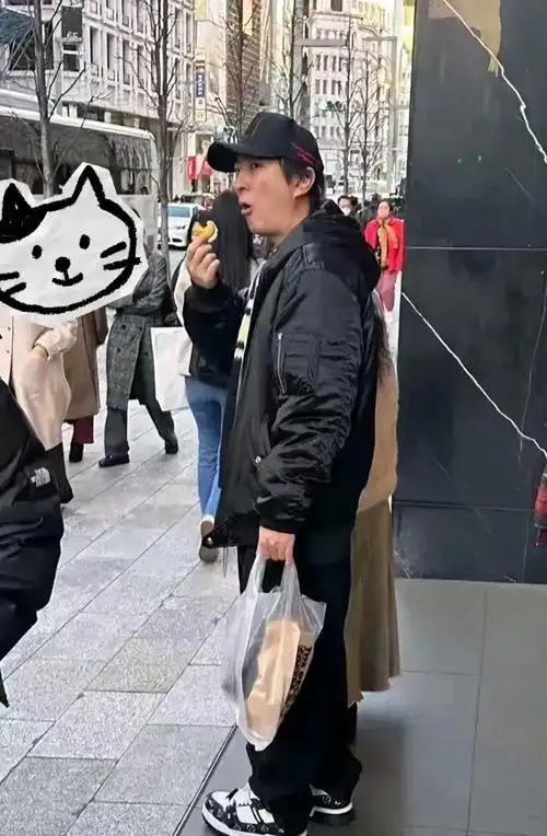 真的挺佩服王思聪的胆量，中日局势这样严峻的情况下，还不回国，还待在日本。1