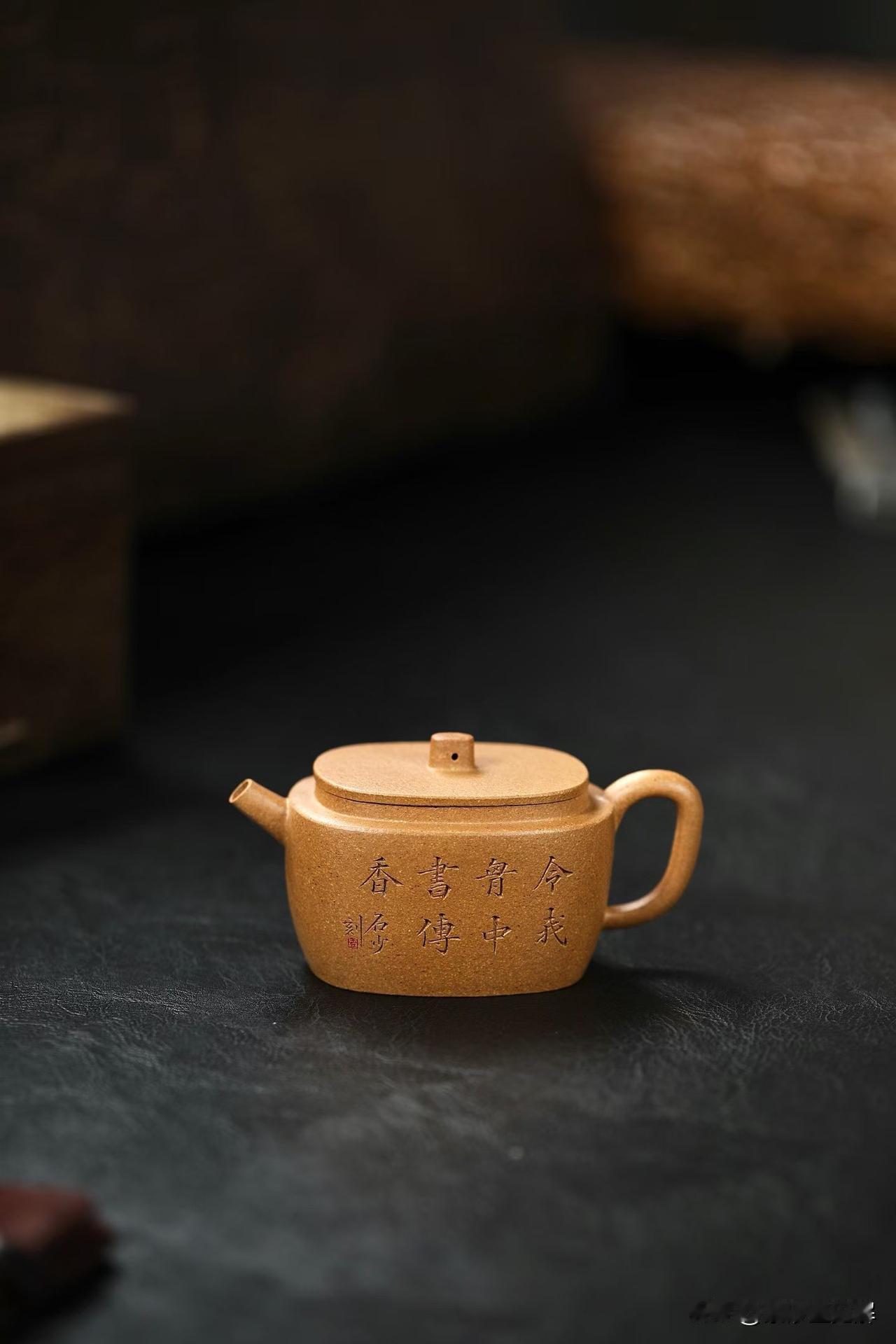 紫砂壶“内养”还是“外养”？紫砂圈有个不成文的规定：内养的看不起外养的，外养的