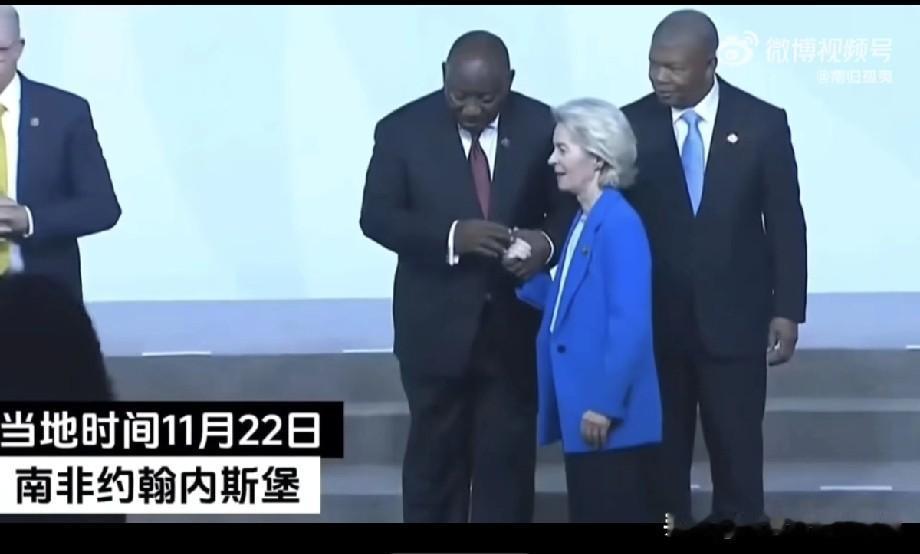 老黑有事是真上啊在G20领导人的拍全家福的现场，南非总统前一秒还和其他国家的领